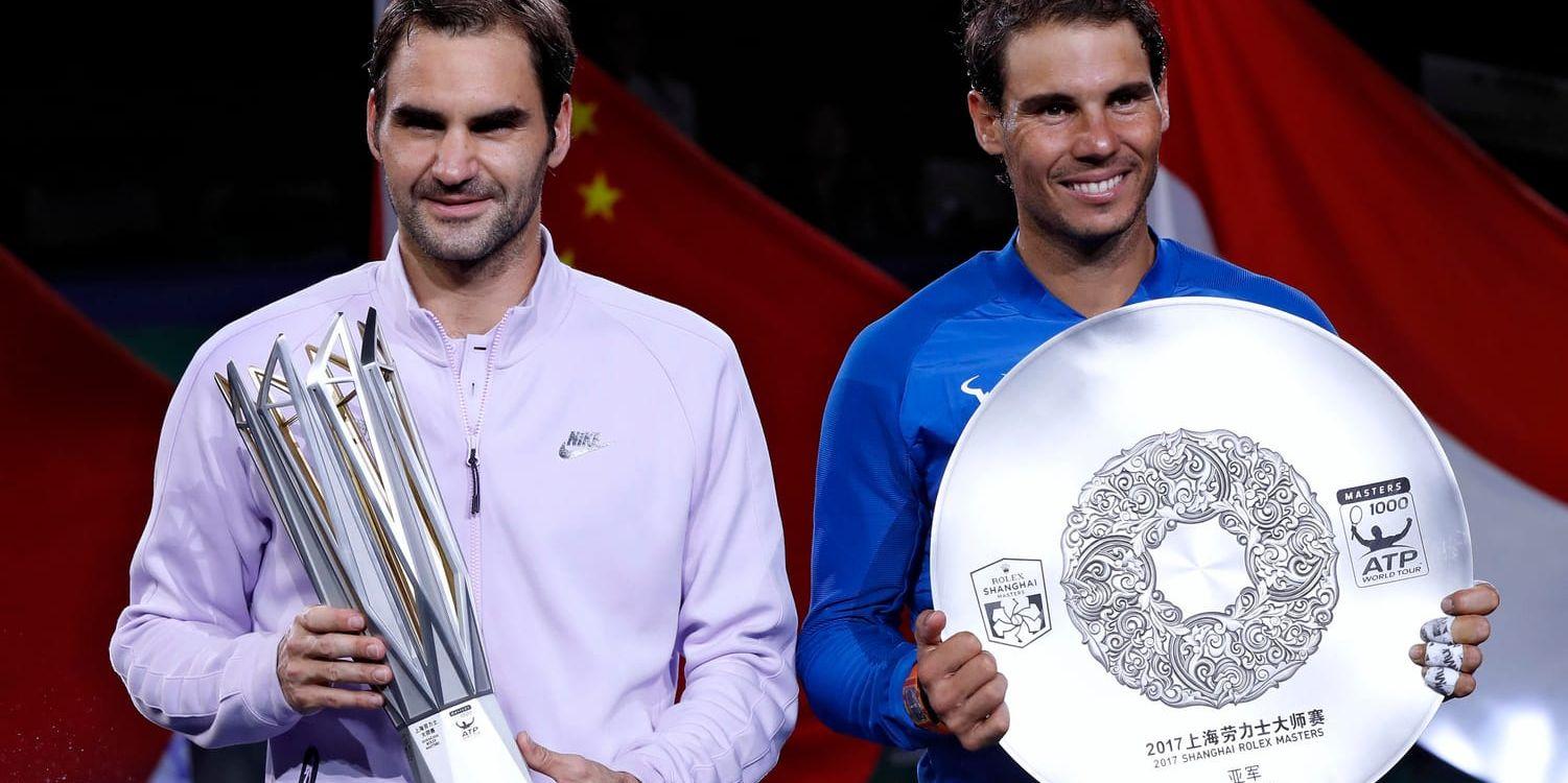 Rafael Nadal (till höger) är knäskadad och missar ATP-turneringen i Basel och ännu ett potentiellt möte med Roger Federer (till vänster). Arkivbild.