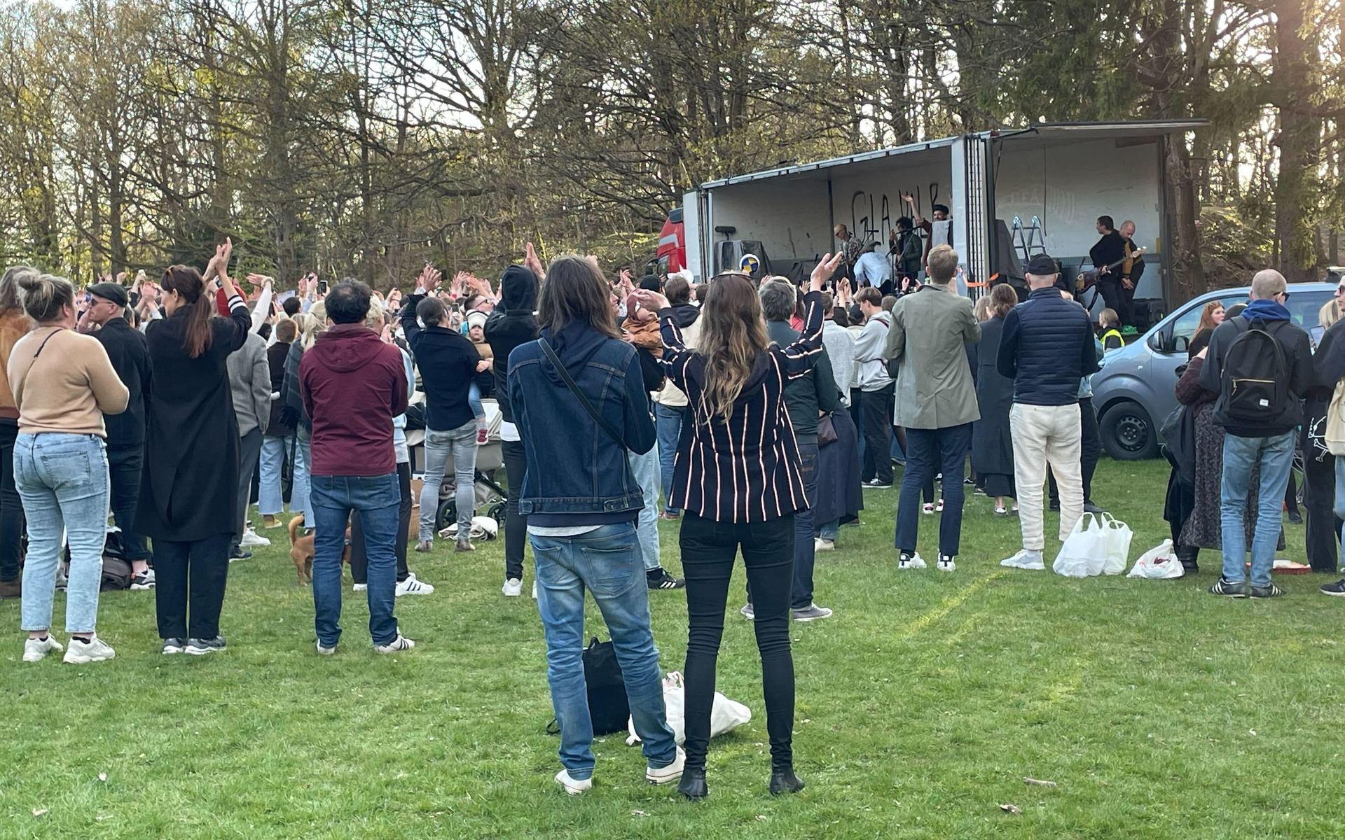Vid 19-tiden på lördagskvällen överraskade Håkan Hellström sina fans med en spontanspelning.