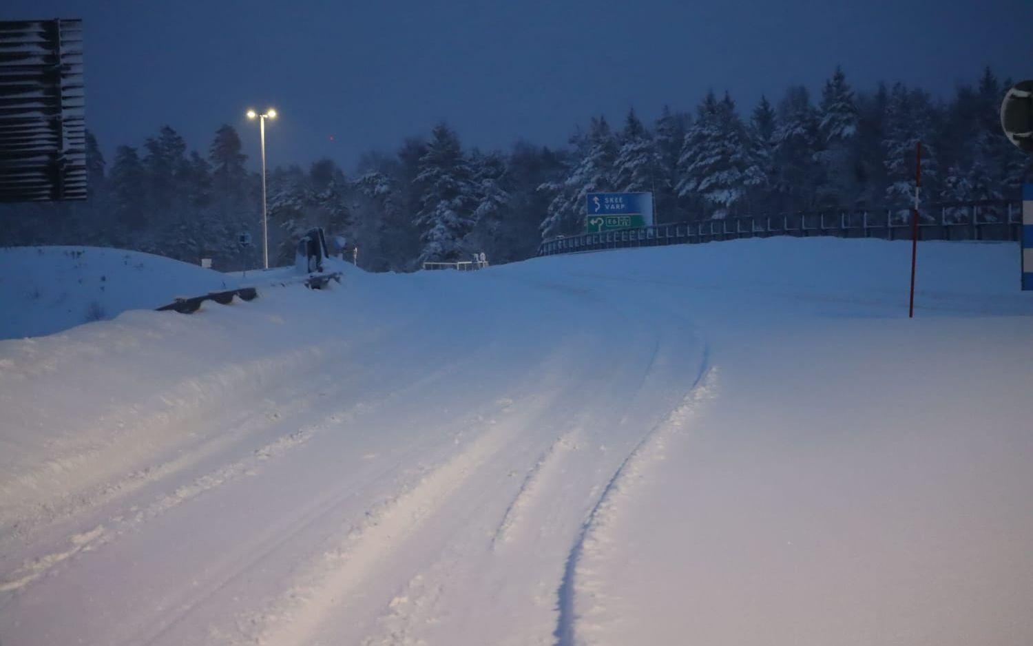 Snöovädret ställer till det. Ska man gå ut på vägarna rekommenderas att man kör försiktigt. 