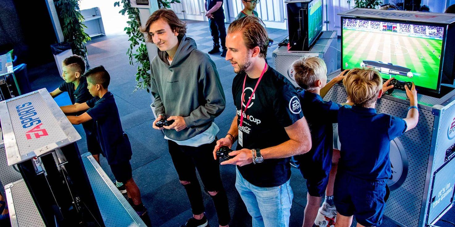 Simon Kania, en av åtta finalister i Gothia eCup, och Ted Lidgard som är projektledare, möts i en Fifa-match Juventus-Barcelona.