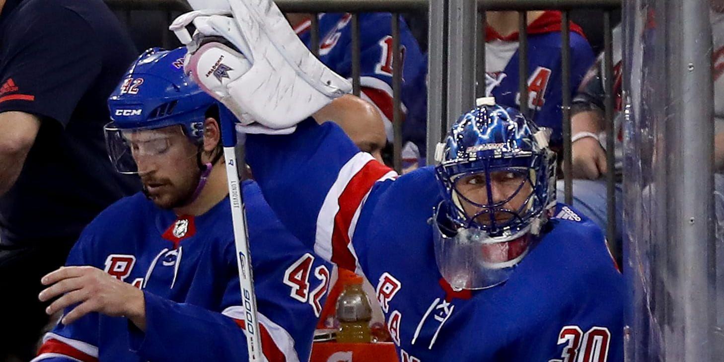 New York Rangers Henrik Lundqvist (30) byttes ut i första perioden.