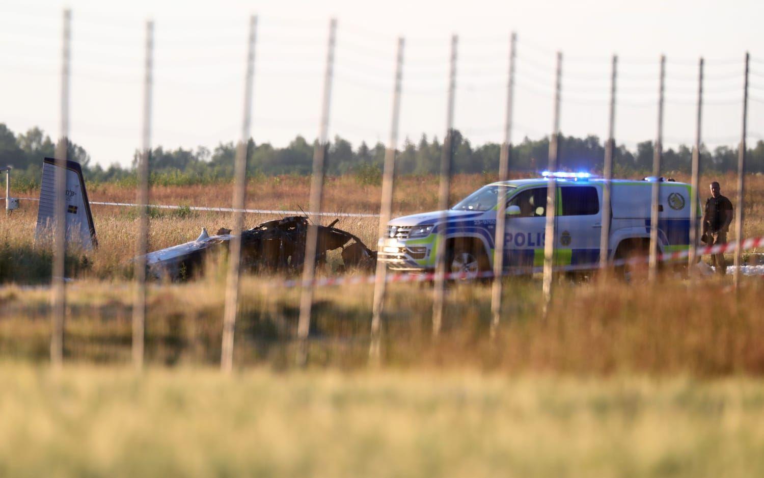 En flygolycka har skett på Örebro flygplats. Ett plan med nio personer ombord har kraschat strax efter start.