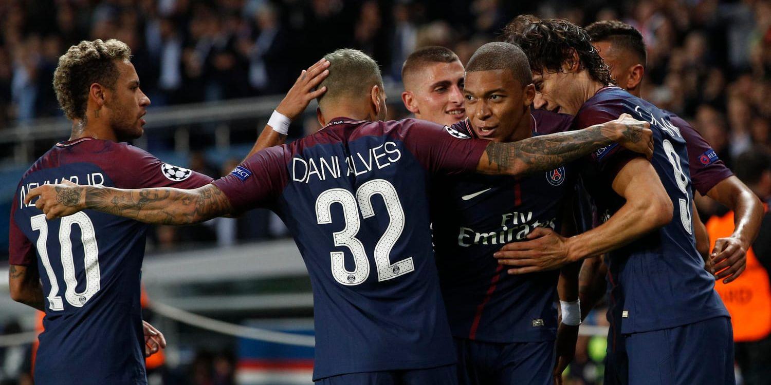 Paris SG firar Edinson Cavanis mål mot Bayern München.